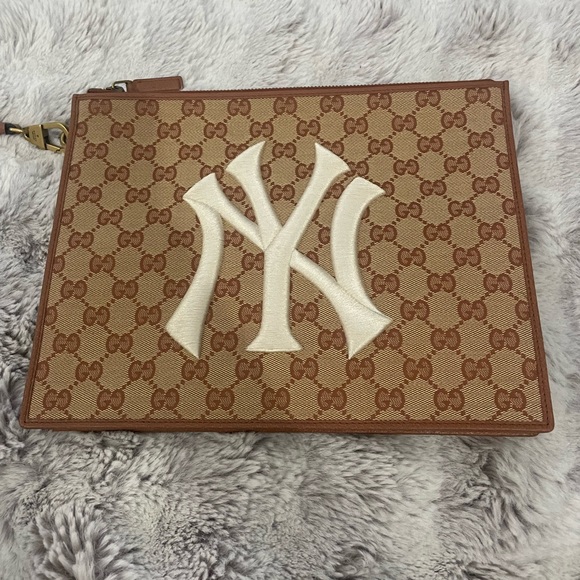Gucci NY Yankees Patch Pouch Unisex - Picture 4 of 12